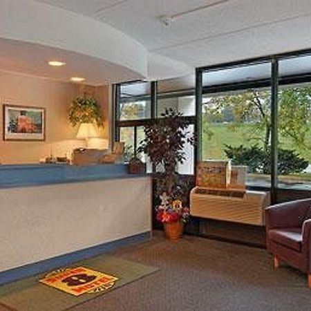 Super 8 By Wyndham White River Junction Interior photo