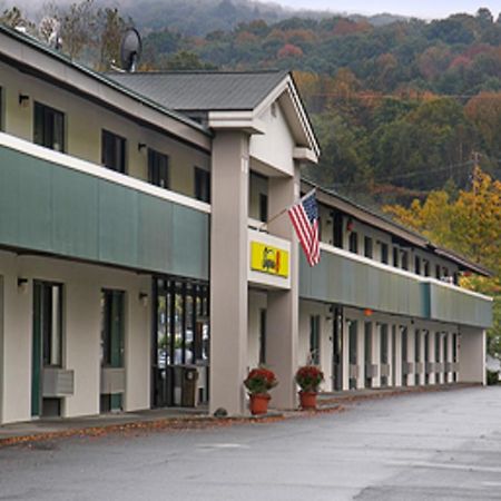 Super 8 By Wyndham White River Junction Exterior photo