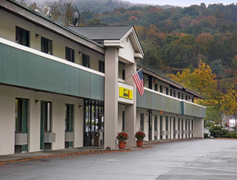 Super 8 By Wyndham White River Junction Exterior photo