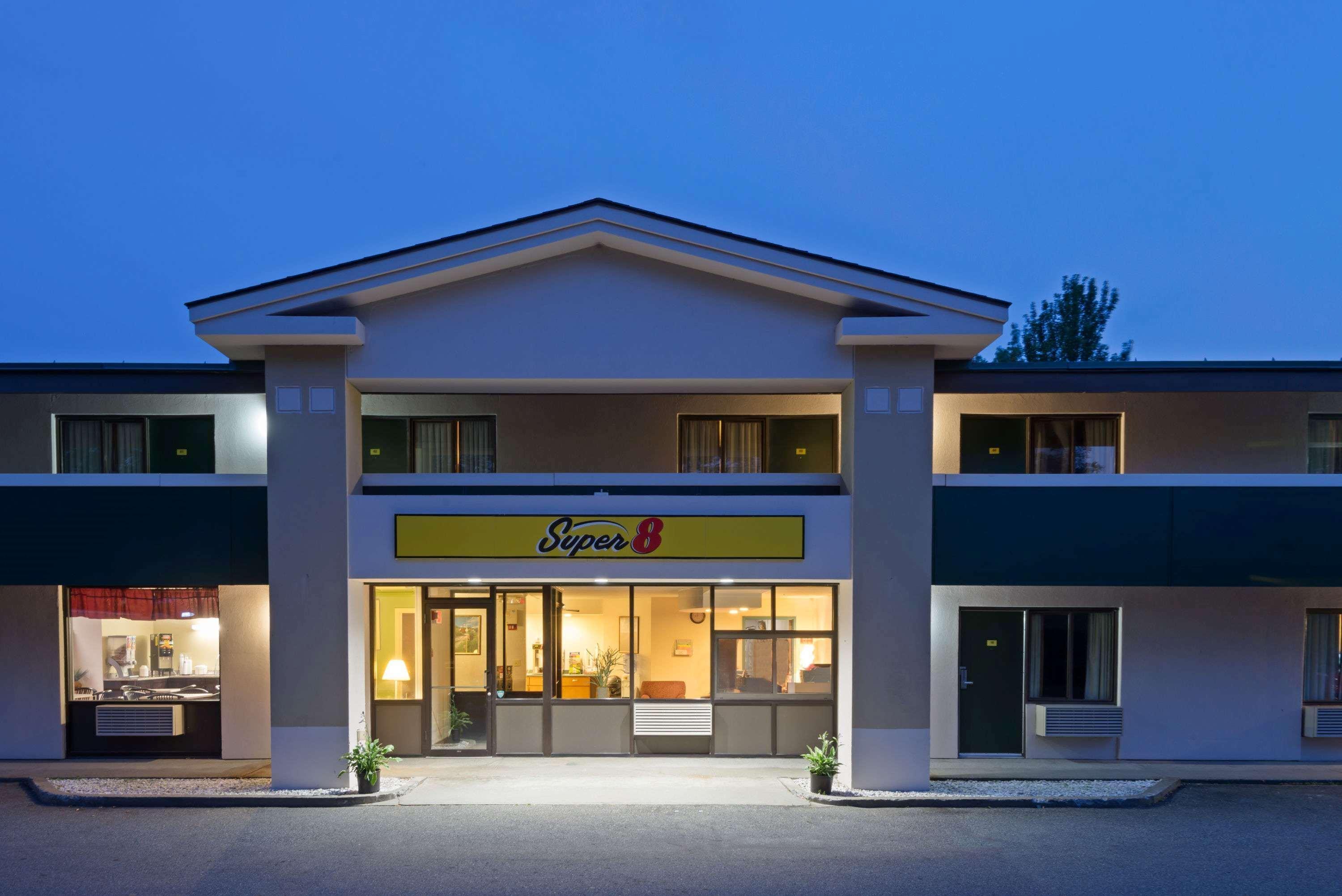 Super 8 By Wyndham White River Junction Exterior photo
