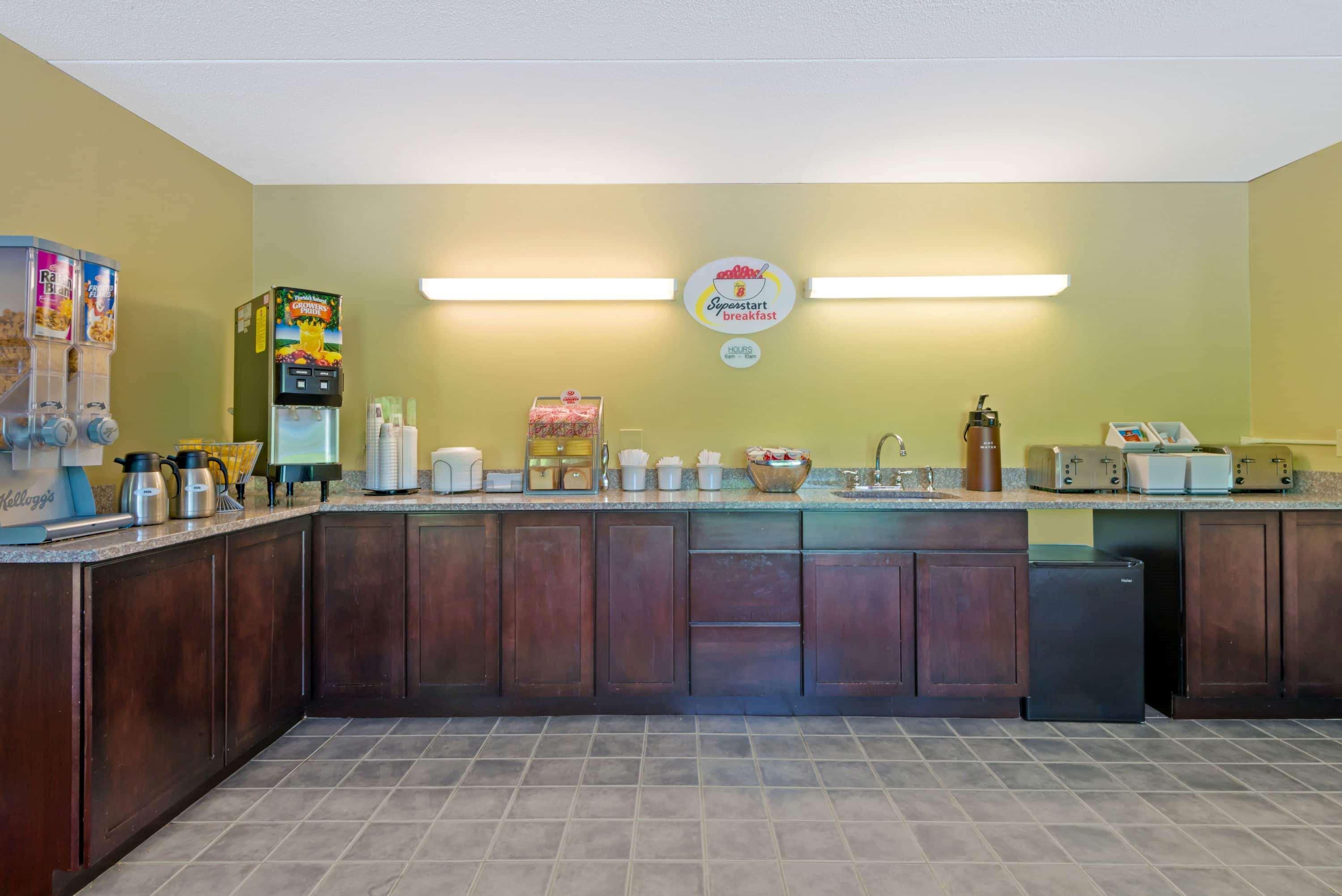 Super 8 By Wyndham White River Junction Exterior photo
