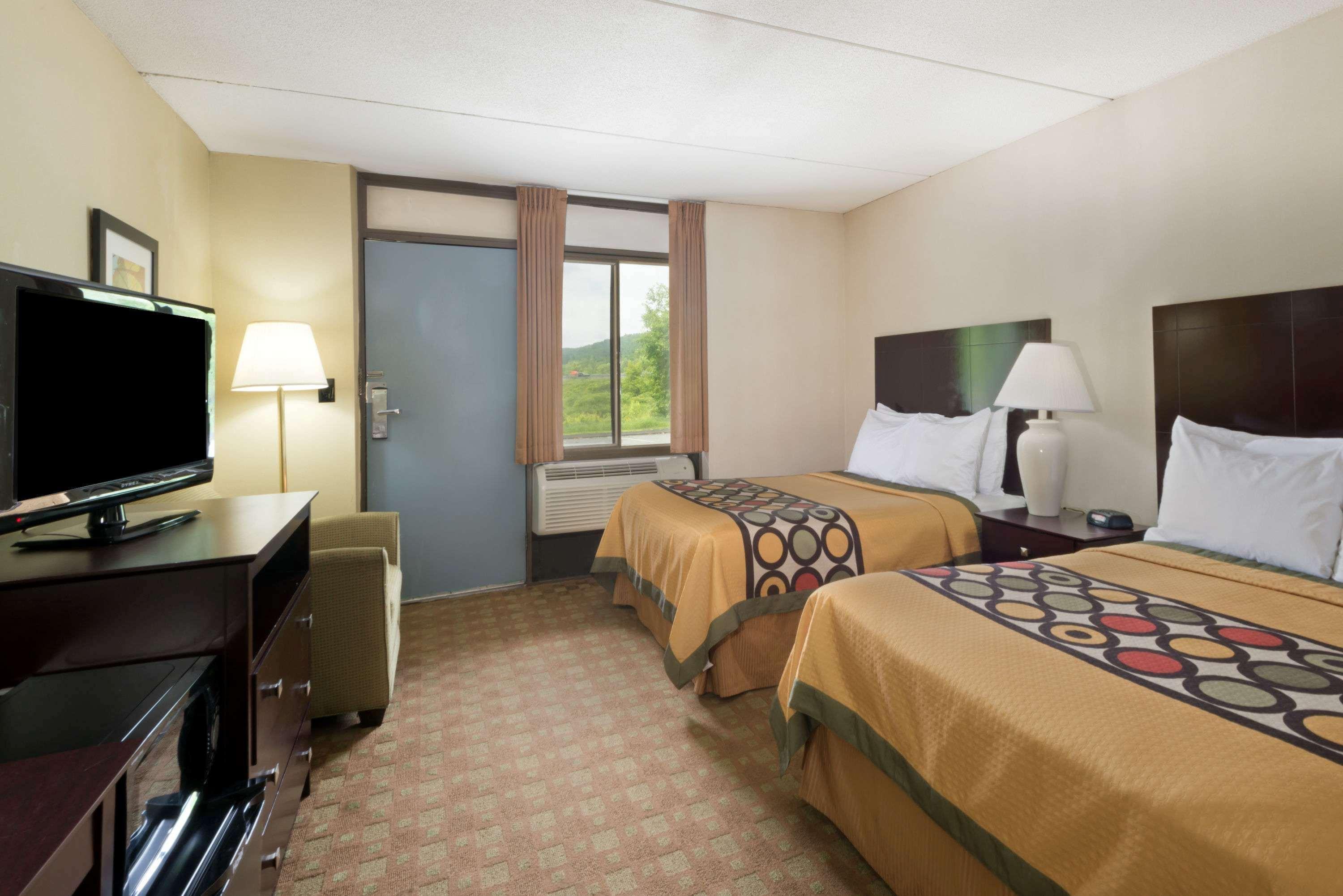 Super 8 By Wyndham White River Junction Exterior photo