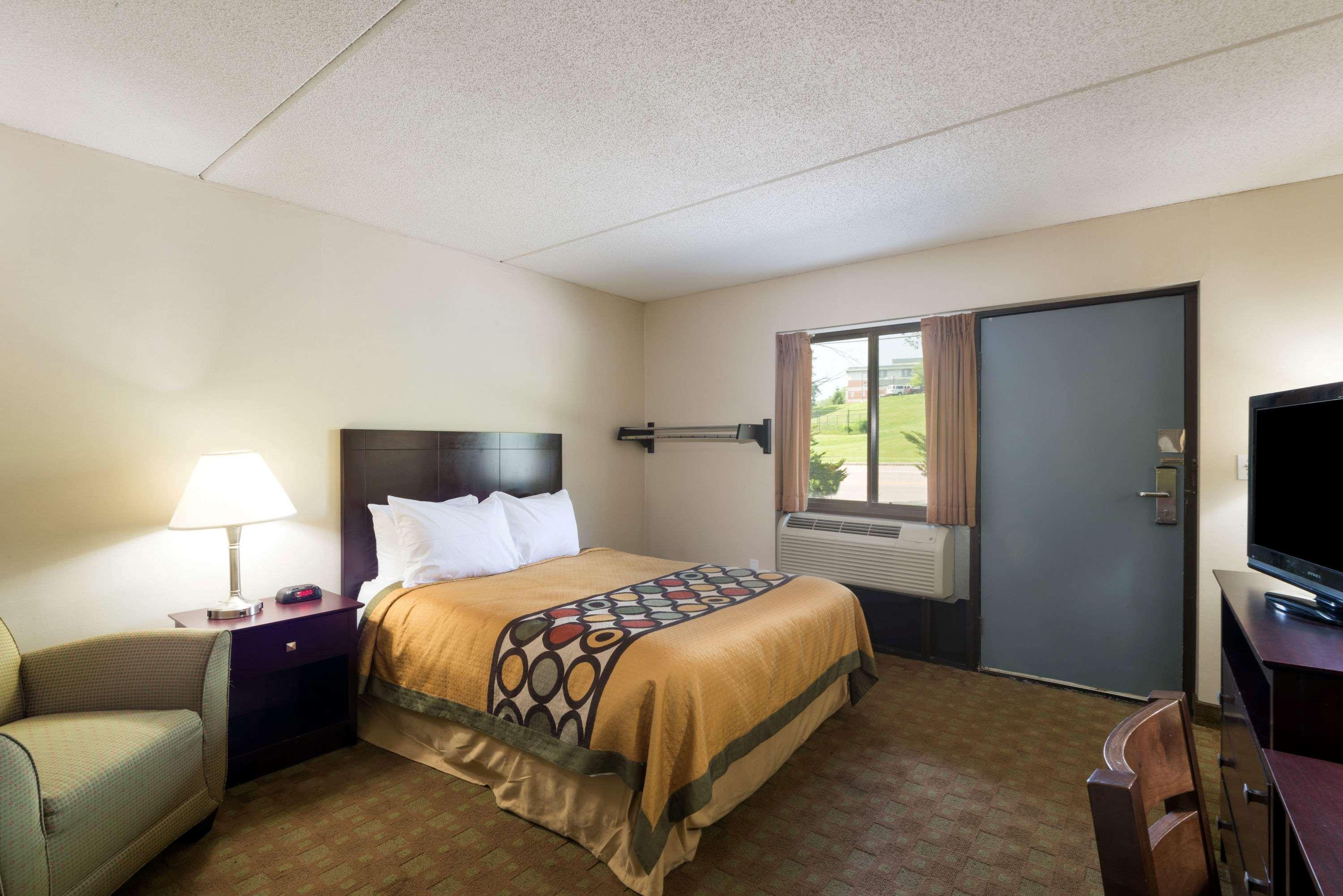 Super 8 By Wyndham White River Junction Exterior photo