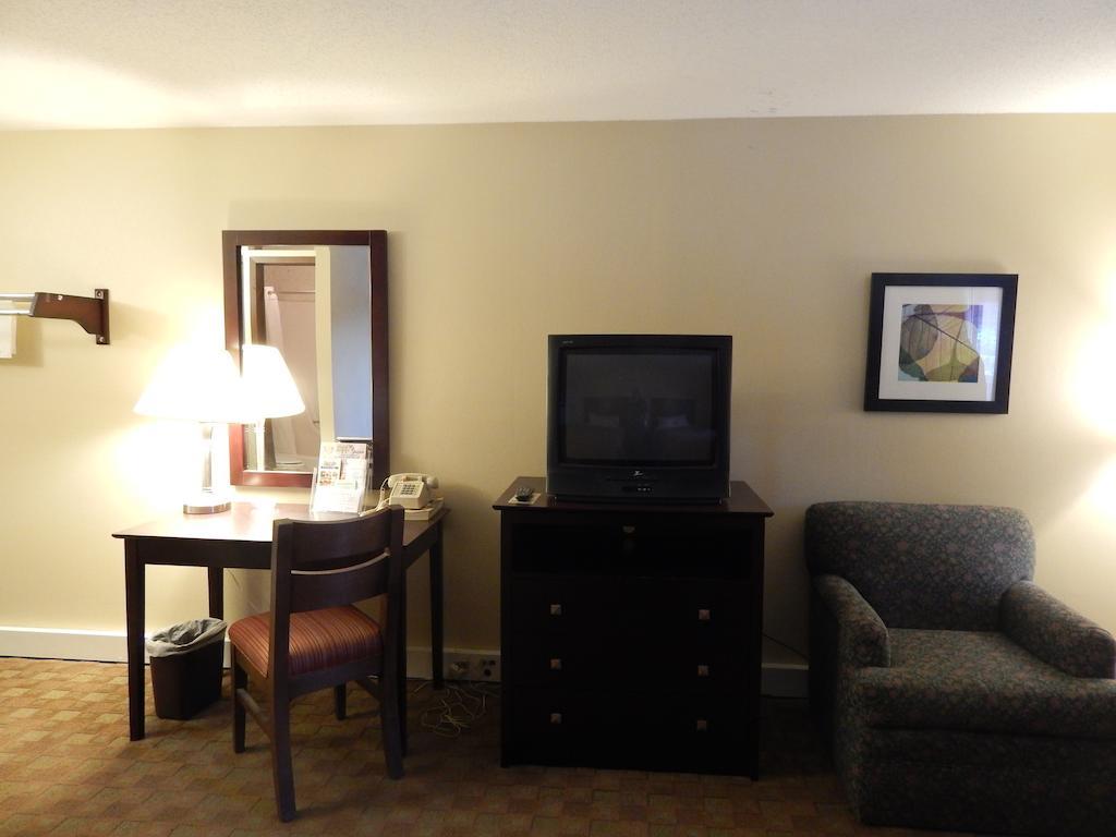 Super 8 By Wyndham White River Junction Exterior photo