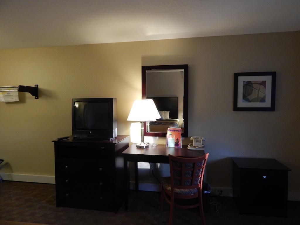 Super 8 By Wyndham White River Junction Exterior photo